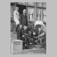 050-0057 Familie John und die Hausangestellten im Herbst 1944.JPG